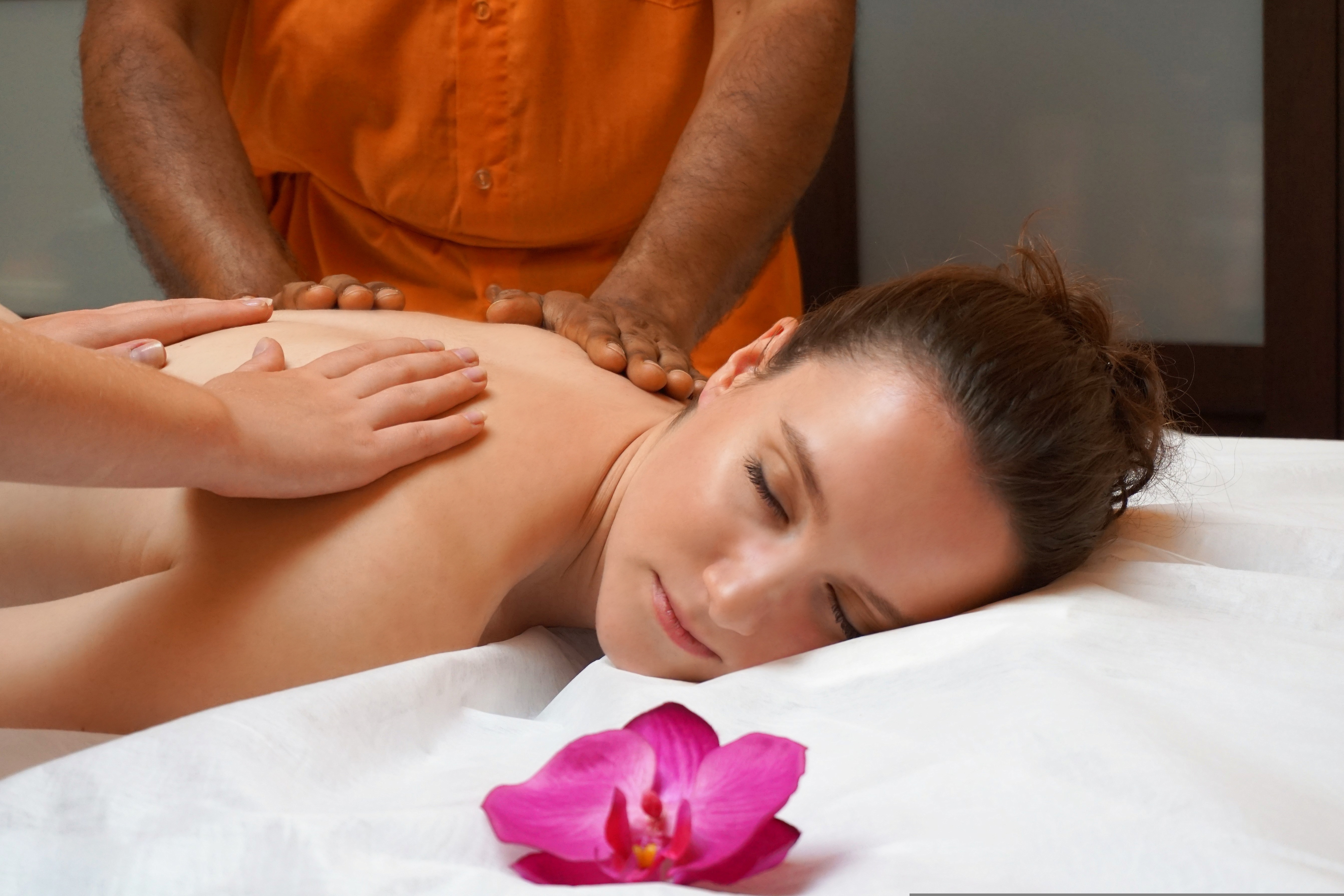 Woman having Abhyang Therapy